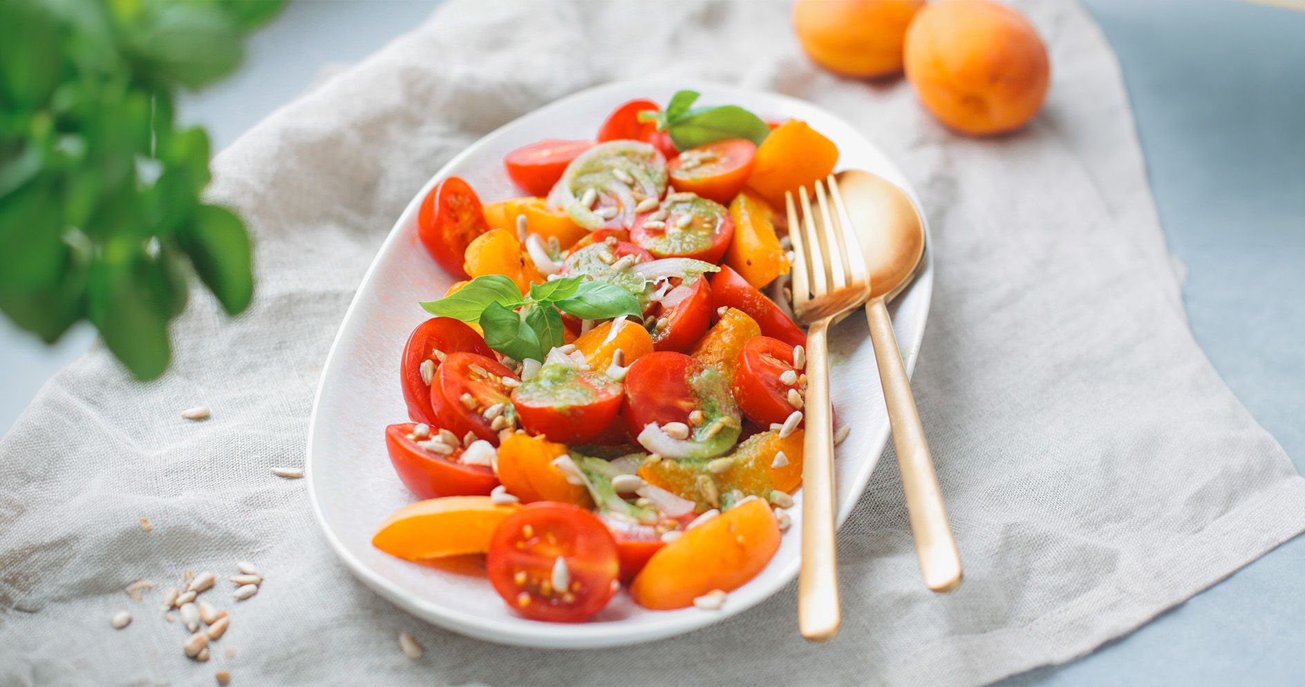Aprikosen Tomaten Salat - schneller Sommersalat | Kale&amp;Me Rezepte